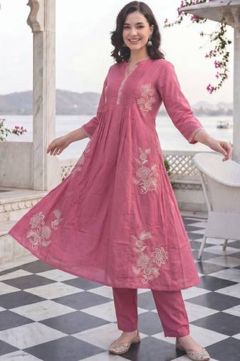 Women floral embroidered regular thread work pure cotton kurta with trousers