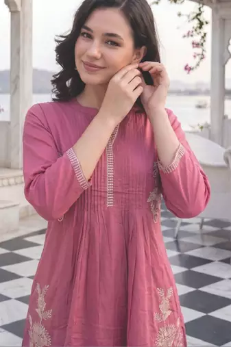 Women floral embroidered regular thread work pure cotton kurta with trousers