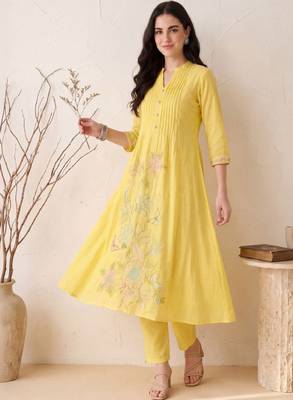 Women floral embroidered regular thread work pure cotton kurta with trousers 1