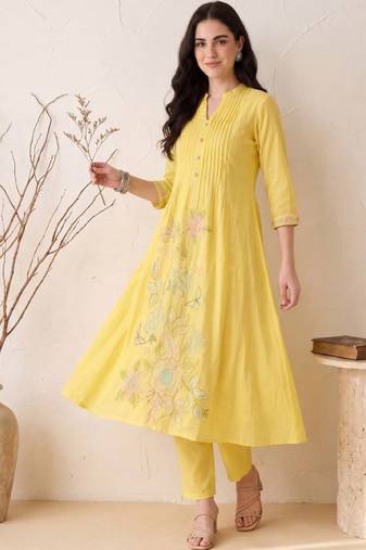 Women floral embroidered regular thread work pure cotton kurta with trousers