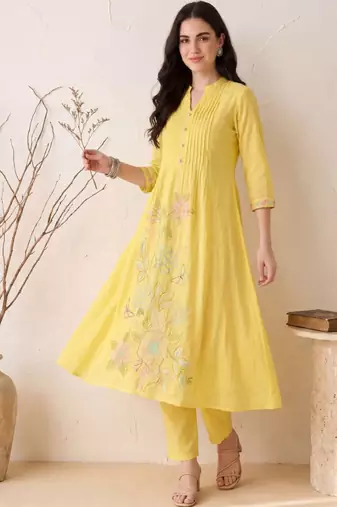 Women floral embroidered regular thread work pure cotton kurta with trousers
