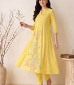 Women floral embroidered regular thread work pure cotton kurta with trousers
