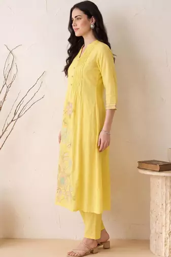 Women floral embroidered regular thread work pure cotton kurta with trousers