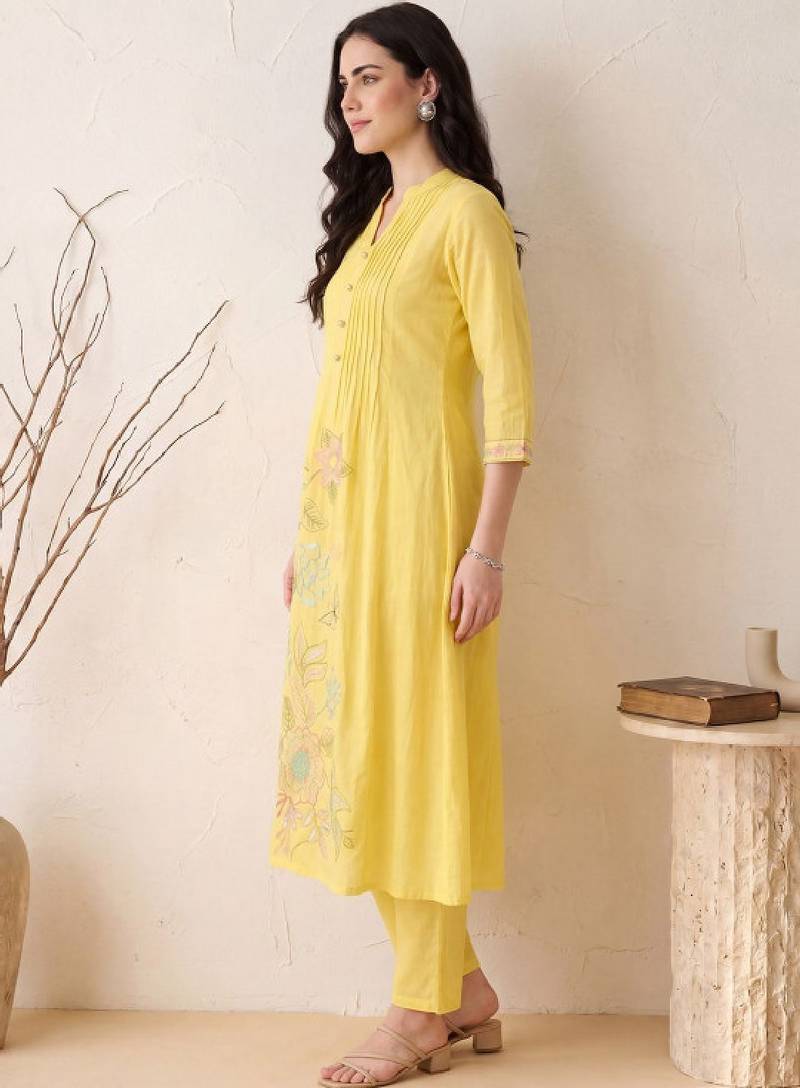 Women floral embroidered regular thread work pure cotton kurta with trousers