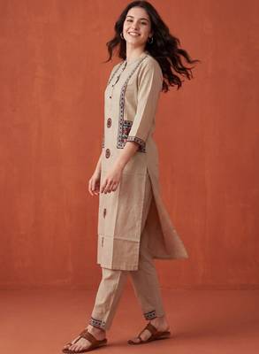 Women ethnic motifs embroidered regular thread work pure cotton kurta with trousers 1
