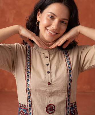 Women ethnic motifs embroidered regular thread work pure cotton kurta with trousers 2