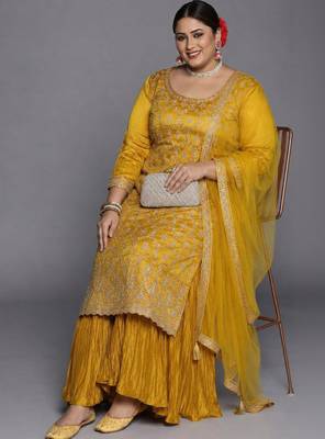 Women floral embroidered regular kurta with sharara & with dupatta 1