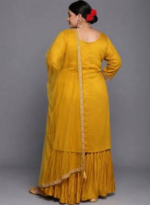 Women floral embroidered regular kurta with sharara & with dupatta 2