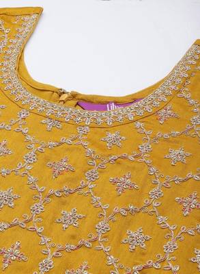 Women floral embroidered regular kurta with sharara & with dupatta 4