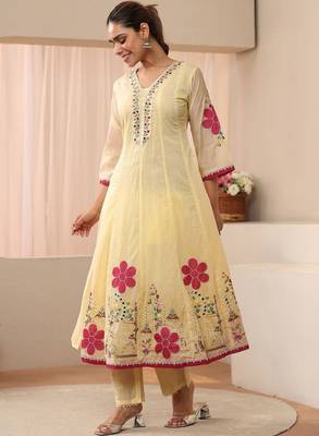 Women floral embroidered panelled kurta with trousers & with dupatta 3