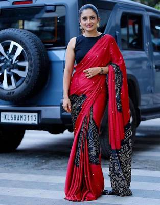 Red silk embroidered mirror work heavy look ethnic saree with blouse 1