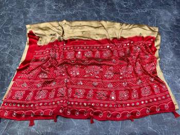 Cream silk embroidered mirror work heavy look ethnic saree with blouse 5