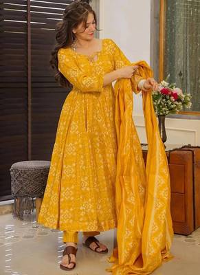 Yellow muslin silk blend digital printed kurti with palazzo set 2
