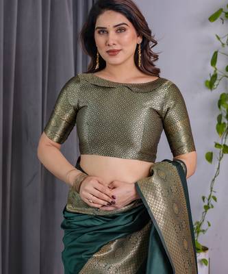 Green elegant zari woven banarasi silk sarees with attached blouse 4