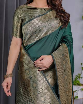 Green elegant zari woven banarasi silk sarees with attached blouse 5