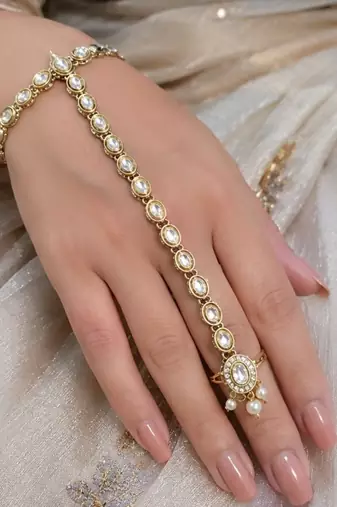White Stone & Agate Stone Antique Gold-Plated Haath Phool (Hath Panja)