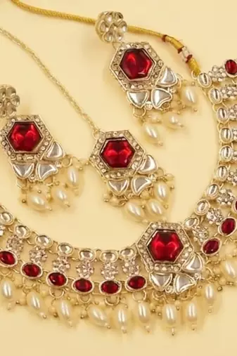 Maroon Color Gold-Plated Agate Stone Necklace Set with Matching Earrings & Maang Tikka