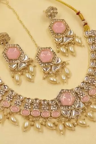 Pink color necklace set with earrings and maang tikka     agate stone, lekar gold plating