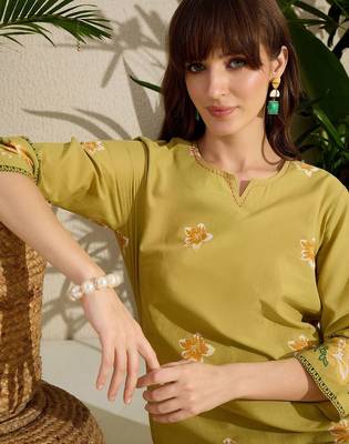 Floral Printed Sequinned  Cotton Kurta with Trousers 1
