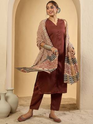 Women Regular Kurta with Trousers & Dupatta 2