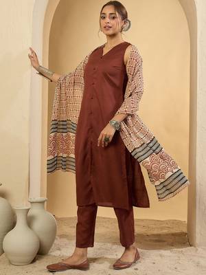 Women Regular Kurta with Trousers & Dupatta 5