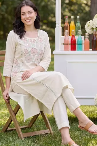 Women Floral Embroidered Regular Thread Work Pure Cotton Kurta with Trousers
