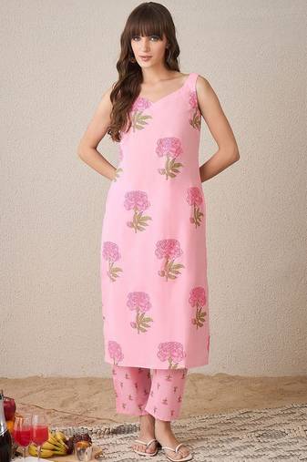 Women Floral Printed Cotton Kurta with Trousers