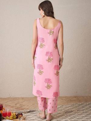 Women Floral Printed Regular  Cotton Kurta with Trousers 4