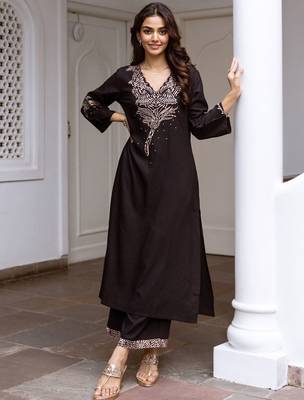 Women Floral Embroidered Regular Kurta with Trousers 1