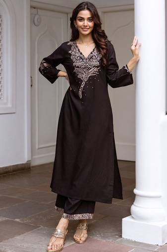 Women Floral Embroidered Kurta with Trousers