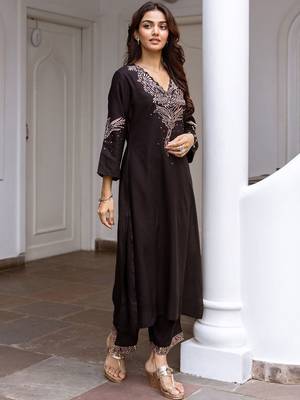 Women Floral Embroidered Regular Kurta with Trousers 3
