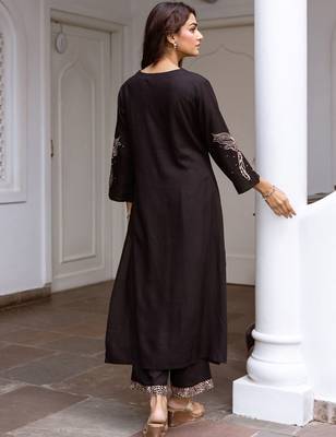 Women Floral Embroidered Regular Kurta with Trousers 4