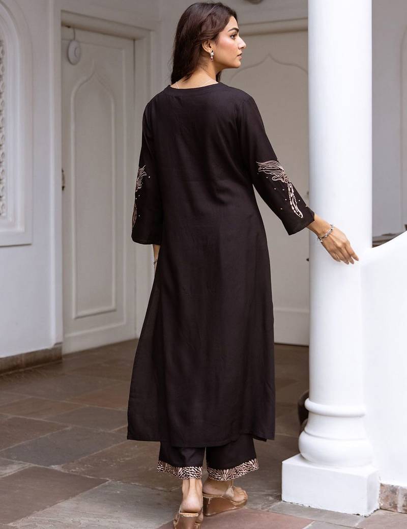 Women Floral Embroidered Regular Kurta with Trousers