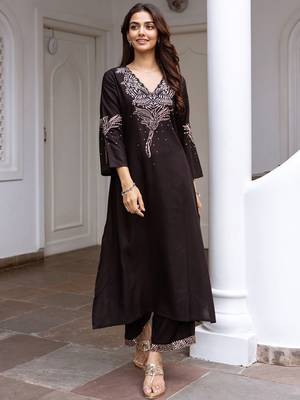 Women Floral Embroidered Regular Kurta with Trousers 5