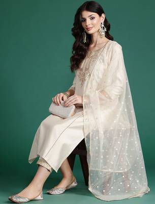 Plus Size Ethnic Motifs Embroidered Panelled Liva Kurta Set 8
