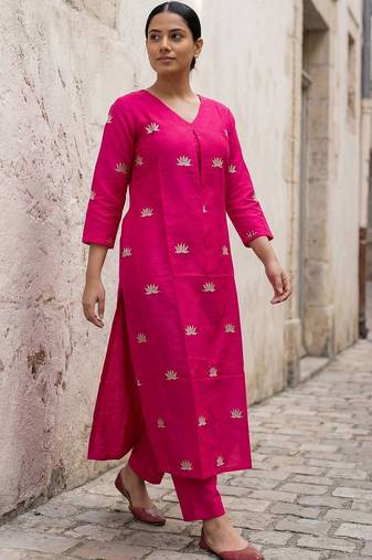 Women Ethnic Motifs Embroidered Thread Work Kurta with Trousers