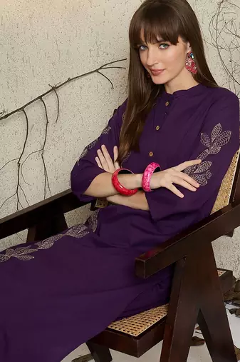 Floral Embroidered Mandarin Collar Thread Work  Cotton Kurta With Trousers