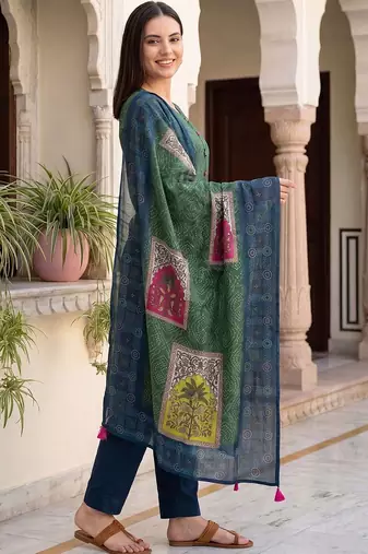 Women Ethnic Bandani Print Regular Kurta With Trousers & Dupatta