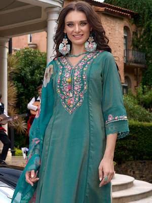 Women Floral Embroidered Regular Thread Work Kurta with Trousers & With Dupatta 2