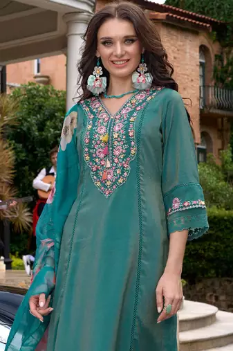Women Floral Embroidered Regular Thread Work Kurta with Trousers & With Dupatta