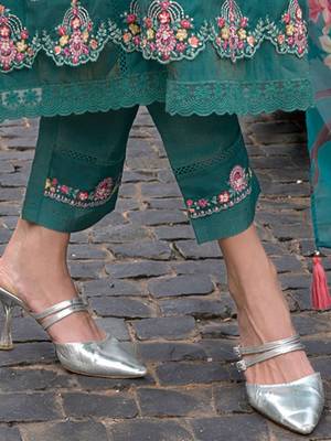Women Floral Embroidered Regular Thread Work Kurta with Trousers & With Dupatta 7