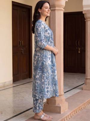 Women Floral Printed Regular  Cotton Kurta with Trousers 4