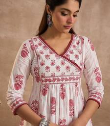 Women Floral Printed Regular  Cotton Kurta with Trousers