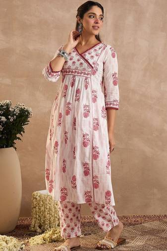 Women Floral Printed Cotton Kurta with Trousers