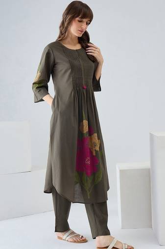 Women Floral Printed Regular  Cotton Kurta with Trousers