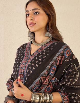 Floral Printed V-Neck Pure Cotton Straight Kurta With Trousers & Dupatta 2