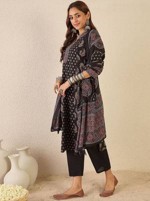 Floral Printed V-Neck Pure Cotton Straight Kurta With Trousers & Dupatta 4