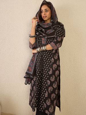Floral Printed V-Neck Pure Cotton Straight Kurta With Trousers & Dupatta 7