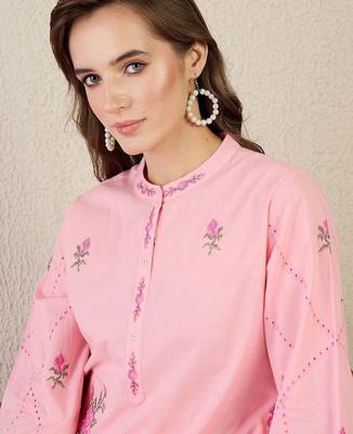Women Floral Embroidered Cotton Kurta with Trousers 3