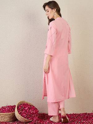 Women Floral Embroidered Cotton Kurta with Trousers 5